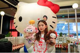 120-Hello-Kitty-1.jpg