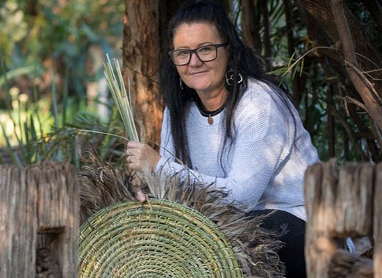 Indigenous artist creates jewellery to unite community