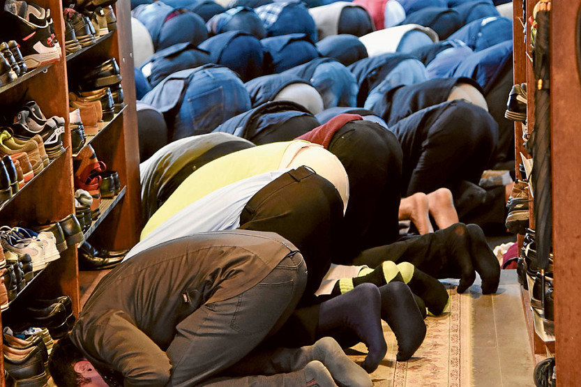 Muslims pray for space